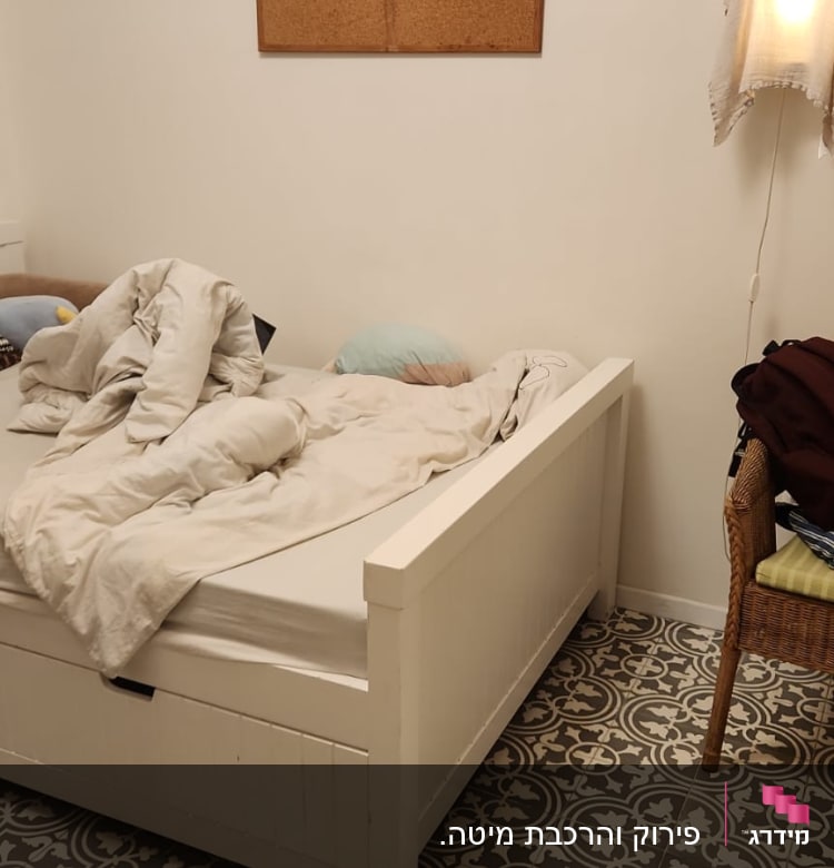 חדר שינה עם מיטה לבנה וכריות